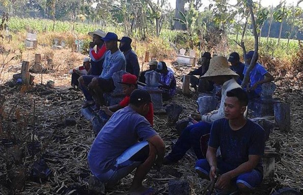Suasana Bersih Makam Desa